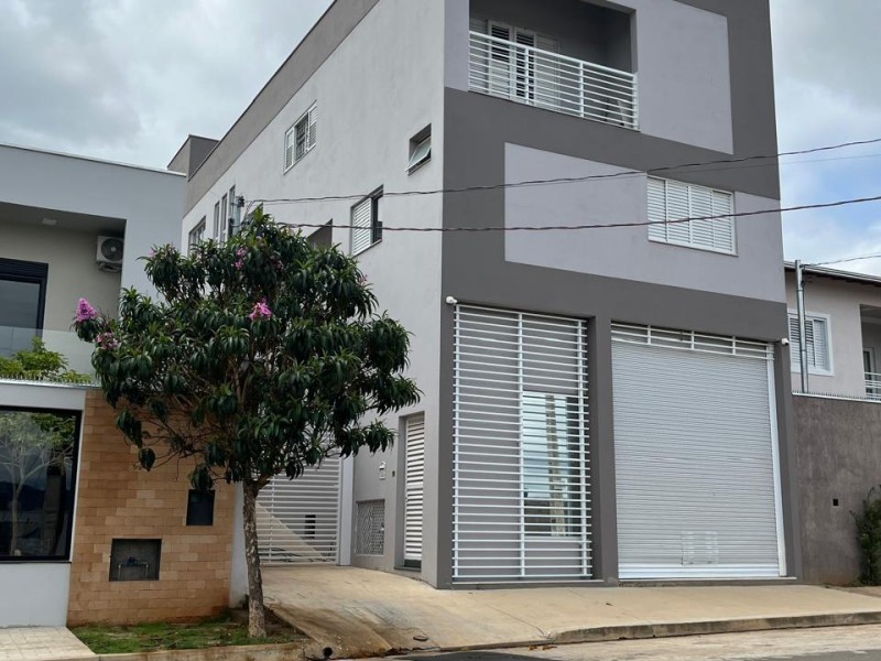 Prédio com 3 apartamentos a venda