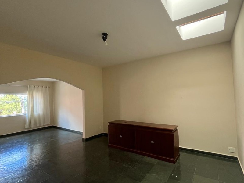 CASA A VENDA NO CENTRO DE VARGINHA 