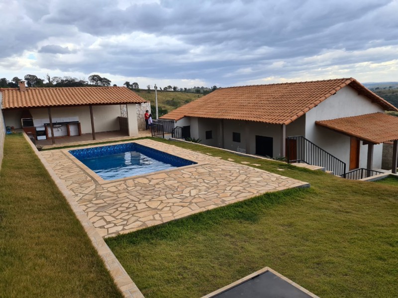 VENDE SE SITIO NO CONDOMINIO VALE DOS IPES A 4KM DO UNIS